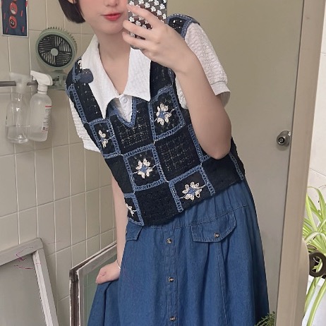 🐝💝加大版💝🐝常春藤優雅鏤空針織棉鉤針背心 V領休閒背心 菱格拼盤手鉤格花背 日系民俗風勾織背心 復古花格子拼色針織馬甲-細節圖5