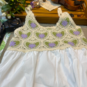 中拼接馬甲花朵背心娃娃公主洋裝👗純色鏤空拼接中長款高腰吊帶連衣裙 愛心手鉤花民俗風波西米亞風洋裝 純色鏤空拚接中長洋-規格圖11