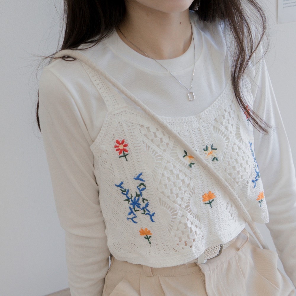 💐韓版復古小花朵度假風針織鉤花鏤空吊帶背心💐 復古簡單利落針織馬甲 無袖外穿設計風格馬夾 原創設計感針織最愛質感穿搭-細節圖6