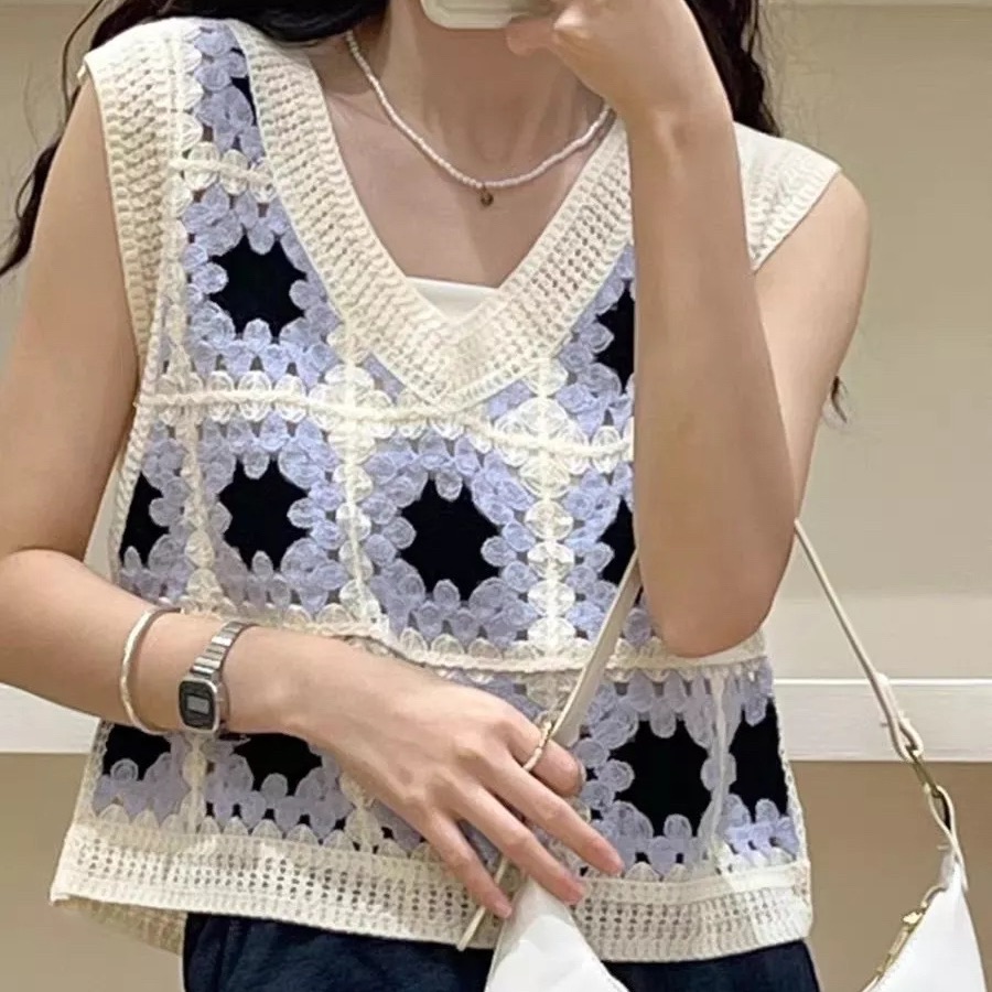 🌼韓版洋氣減齡寬鬆格子拚接針織鉤花鏤空背心🌼日式學生妹制服針織🧶毛衣保暖背心 手鉤方塊V領毛衣背心-細節圖9