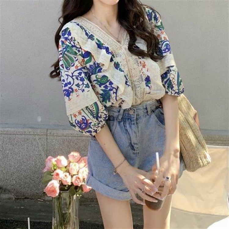🌸法式海洋風V領拼接設計感寬鬆V領碎花蕾絲上衣🌸印度海洋風花布泡泡袖上衣夏季 寬鬆民族風拼接花邊襯衫 時尚百搭渡假上衣-細節圖3