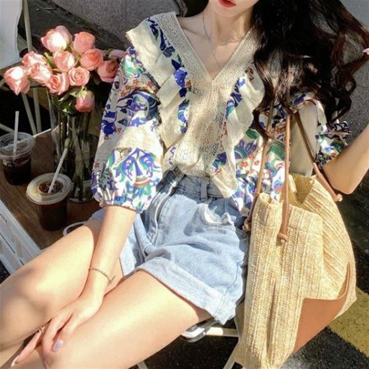 🌸法式海洋風V領拼接設計感寬鬆V領碎花蕾絲上衣🌸印度海洋風花布泡泡袖上衣夏季 寬鬆民族風拼接花邊襯衫 時尚百搭渡假上衣-細節圖4