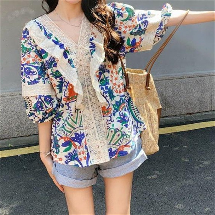 🌸法式海洋風V領拼接設計感寬鬆V領碎花蕾絲上衣🌸印度海洋風花布泡泡袖上衣夏季 寬鬆民族風拼接花邊襯衫 時尚百搭渡假上衣-細節圖7