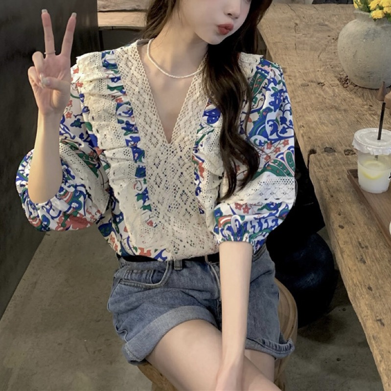 🌸法式海洋風V領拼接設計感寬鬆V領碎花蕾絲上衣🌸印度海洋風花布泡泡袖上衣夏季 寬鬆民族風拼接花邊襯衫 時尚百搭渡假上衣-細節圖10