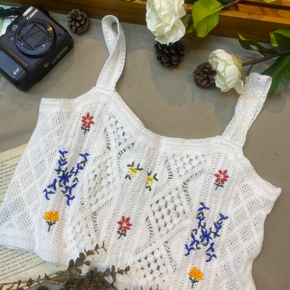 ￼💐韓版復古小花朵度假風針織鉤花鏤空吊帶背心💐 復古簡單利落針織馬甲 無袖外穿設計風格馬夾 原創設計感針織最愛質感穿搭-細節圖8