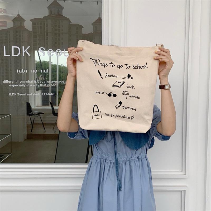 【台灣現貨🎁J&E比選物店】學院風 字母 印花 單肩包 帆布包 休閒 通勤 學生 手提包 帆布袋 大容量 包包-細節圖2