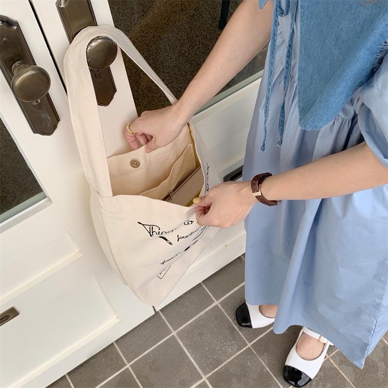 【台灣現貨🎁J&E比選物店】學院風 字母 印花 單肩包 帆布包 休閒 通勤 學生 手提包 帆布袋 大容量 包包-細節圖3