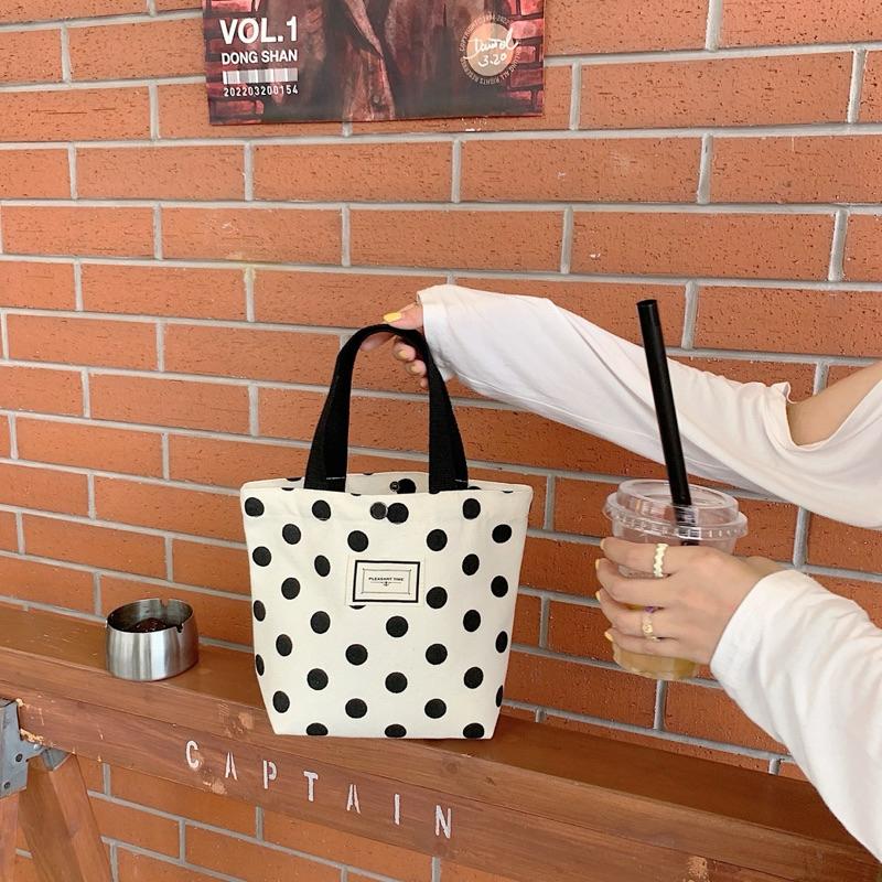 【台灣現貨🎁J&E比選物店】波點 單肩包 手拎帆布包 手機包 便當包 大容量 手提包 手拎包-細節圖3