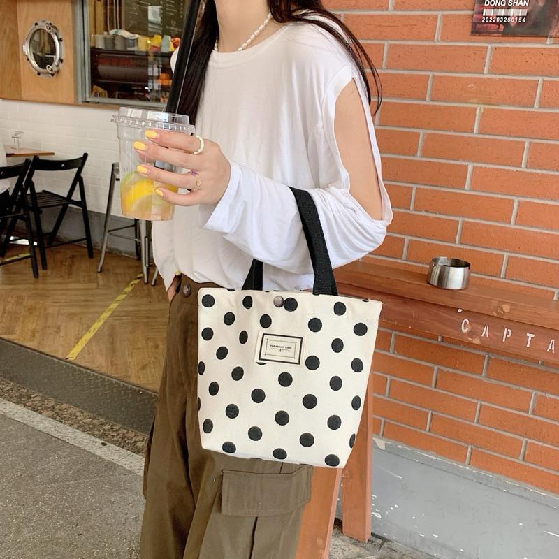 【台灣現貨🎁J&E比選物店】波點 單肩包 手拎帆布包 手機包 便當包 大容量 手提包 手拎包-細節圖5