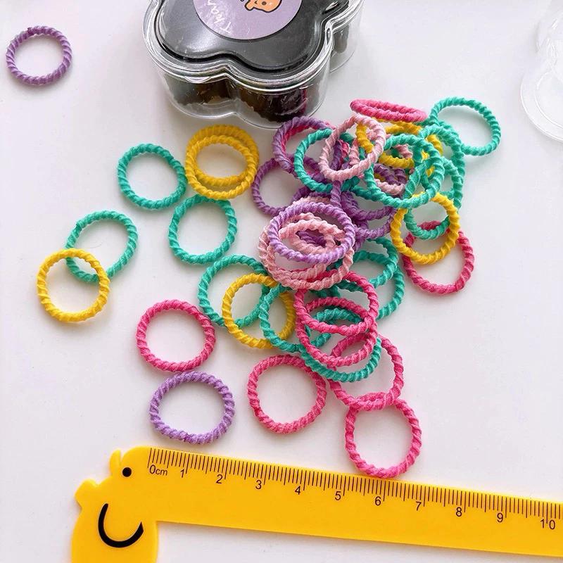 【台灣現貨🎁J&E比選物店】 髮圈 一盒50入 花朵盒裝 高彈力 拇指髮圈 兒童髮圈 髮飾 綁頭髮 髮夾-細節圖5