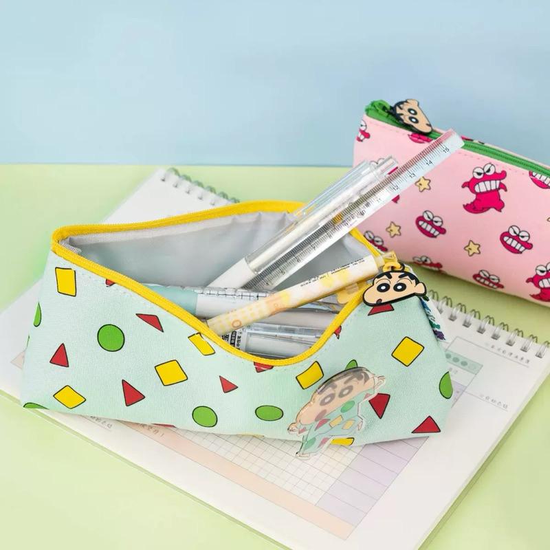 【台灣現貨🎁J&E比選物店】正版 蠟筆小新 三角 帆布 筆袋 大容量 帆布筆袋 鉛筆盒 文具 文具收納 蠟筆小新鉛筆盒-細節圖3