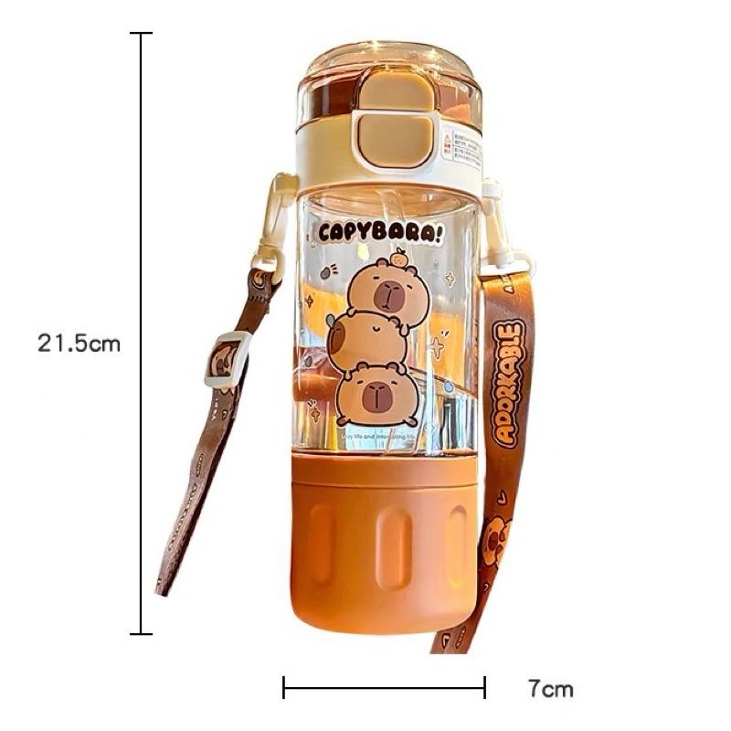 【台灣現貨🎁J&E比選物店】 卡皮巴拉 580mL Tritan 背帶 雙飲水壺 直飲水壺 直飲 水杯 水壺 彈蓋 卡皮-細節圖2