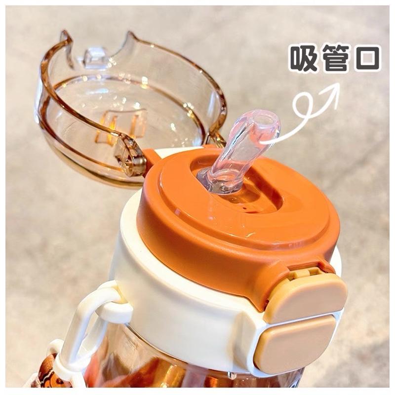【台灣現貨🎁J&E比選物店】 卡皮巴拉 580mL Tritan 背帶 雙飲水壺 直飲水壺 直飲 水杯 水壺 彈蓋 卡皮-細節圖4