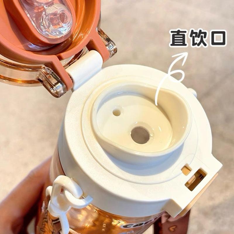 【台灣現貨🎁J&E比選物店】 卡皮巴拉 580mL Tritan 背帶 雙飲水壺 直飲水壺 直飲 水杯 水壺 彈蓋 卡皮-細節圖5