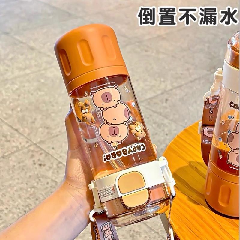 【台灣現貨🎁J&E比選物店】 卡皮巴拉 580mL Tritan 背帶 雙飲水壺 直飲水壺 直飲 水杯 水壺 彈蓋 卡皮-細節圖6