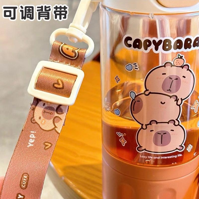 【台灣現貨🎁J&E比選物店】 卡皮巴拉 580mL Tritan 背帶 雙飲水壺 直飲水壺 直飲 水杯 水壺 彈蓋 卡皮-細節圖7