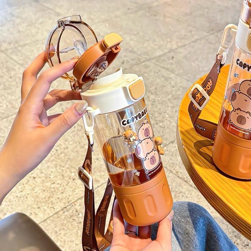 【台灣現貨🎁J&E比選物店】 卡皮巴拉 580mL Tritan 背帶 雙飲水壺 直飲水壺 直飲 水杯 水壺 彈蓋 卡皮-細節圖8