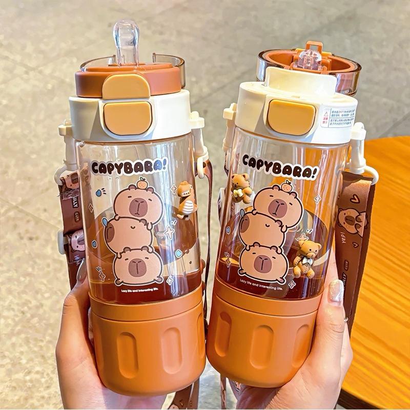 【台灣現貨🎁J&E比選物店】 卡皮巴拉 580mL Tritan 背帶 雙飲水壺 直飲水壺 直飲 水杯 水壺 彈蓋 卡皮-細節圖9