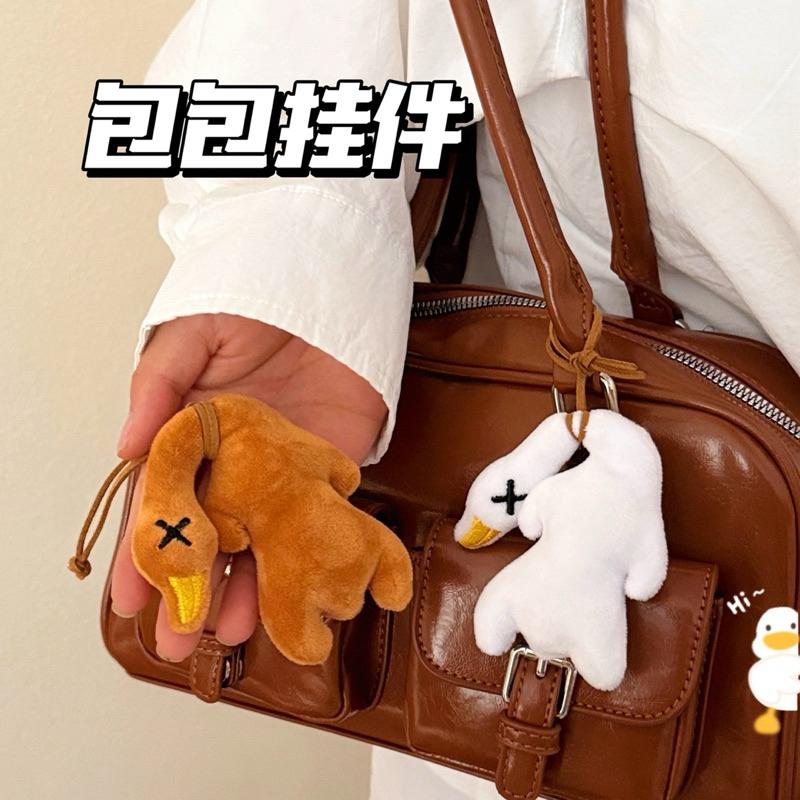 【台灣現貨🎁J&E比選物店】可愛 烤鴨 吱吱叫 畢業分享禮 兒童分享禮 吊飾 烤鴨吊飾 絨毛吊飾 鑰匙圈-細節圖5