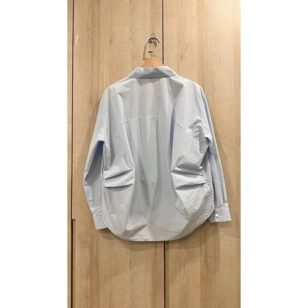 T037-霜藍珠光襯衫-細節圖5