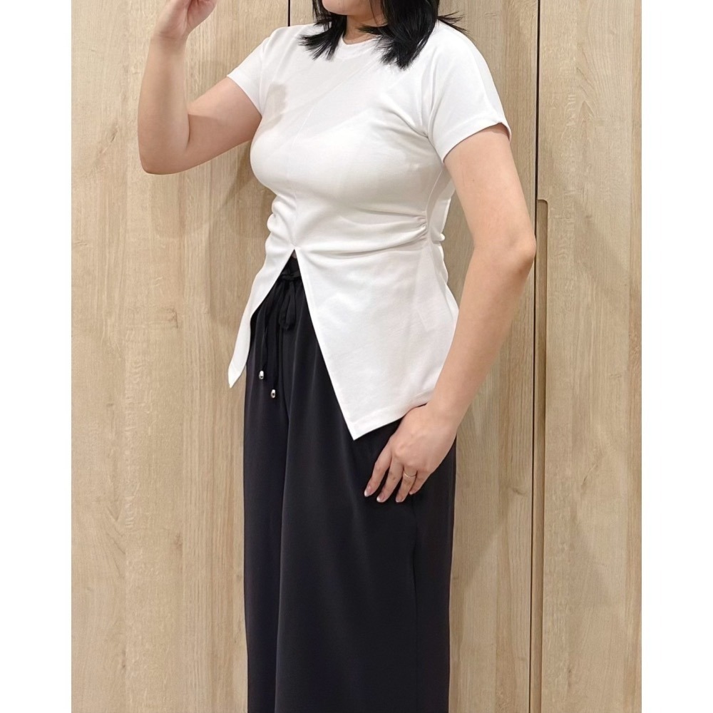 T040-側抓皺開岔修身T-shirt-細節圖3