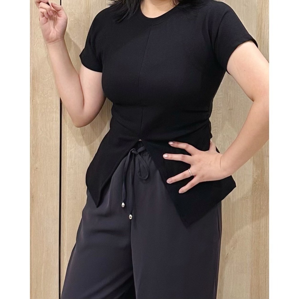 T040-側抓皺開岔修身T-shirt/黑(現貨)-規格圖3
