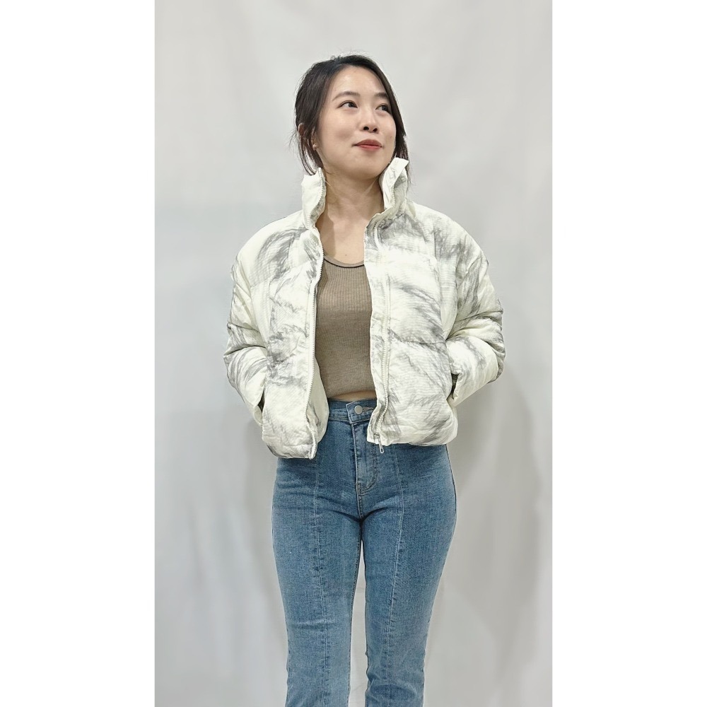 O011-彩刷羽絨外套-白/黑-細節圖2