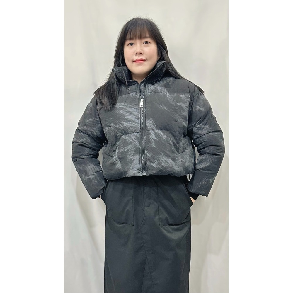 O011-彩刷羽絨外套-白/黑-細節圖3