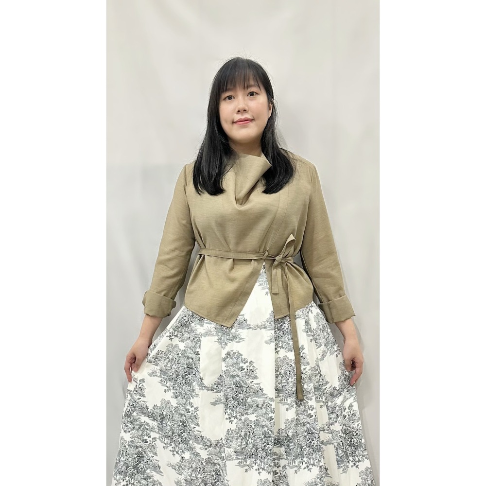 T030-氣質綁腰質感上衣-米白/墨綠-細節圖2