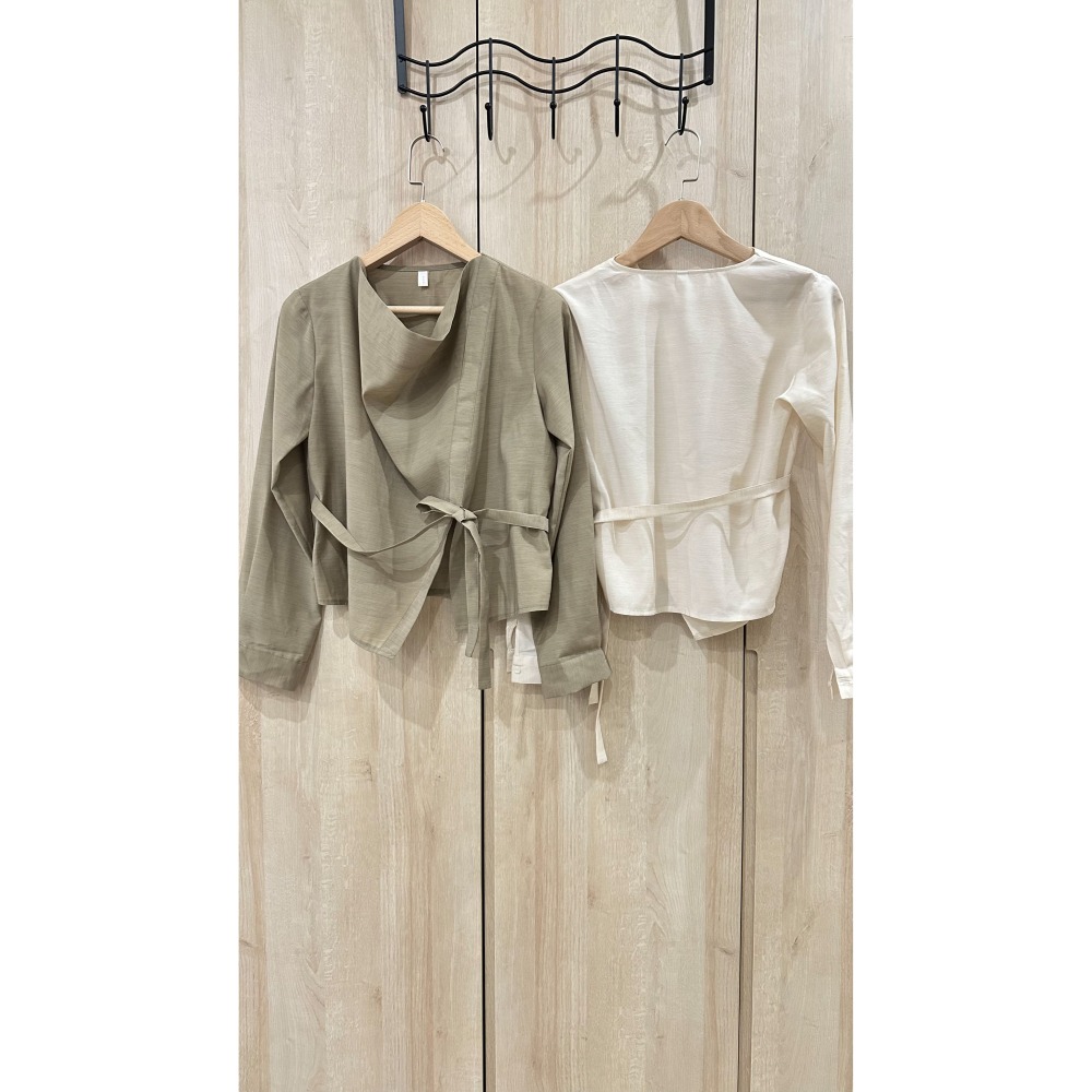 T030-氣質綁腰質感上衣-米白/墨綠-細節圖3