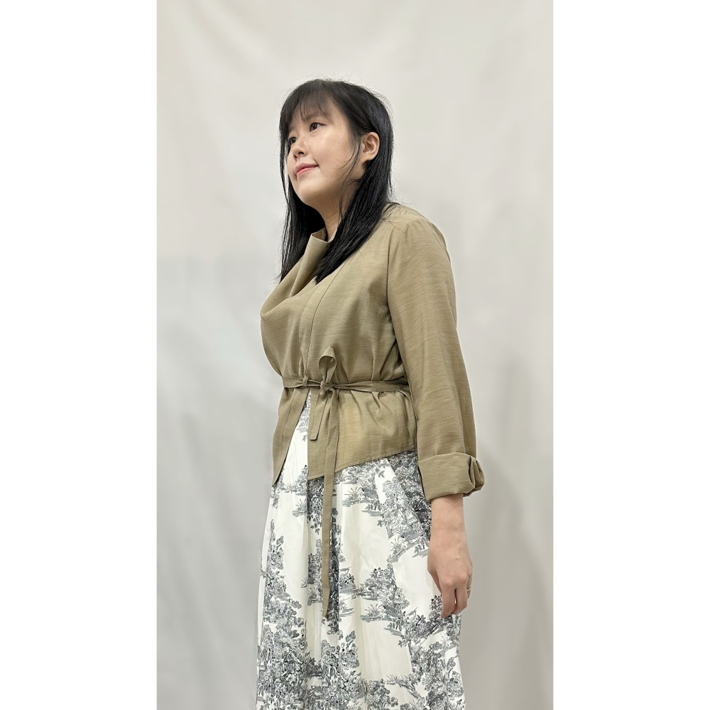 T030-氣質綁腰質感上衣-米白/墨綠-細節圖4