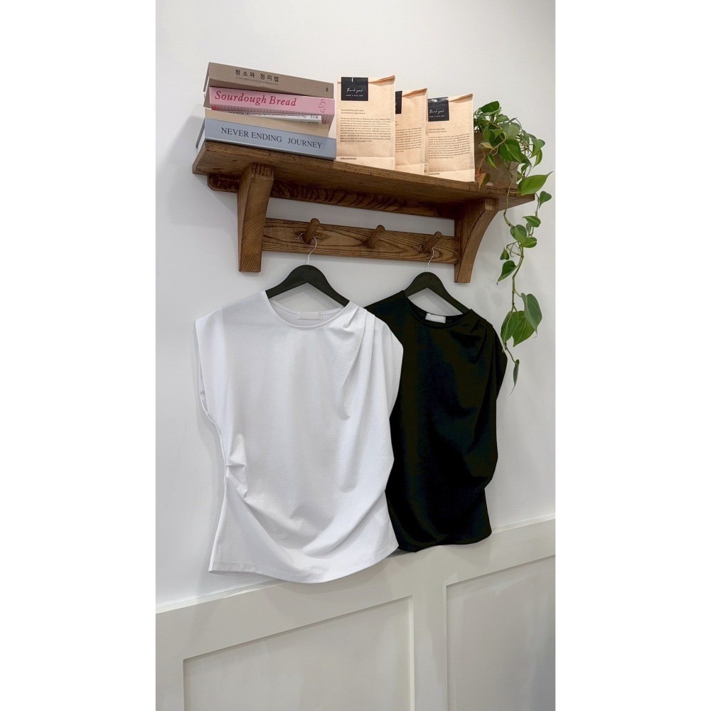 T046-簡約肩線抓皺上衣-細節圖4