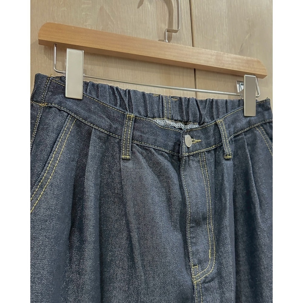 P033-修身寬版深靛牛仔褲-細節圖3