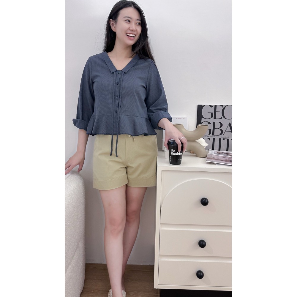 T068-綁結時光V領襯衫-白/深藍格紋-細節圖2