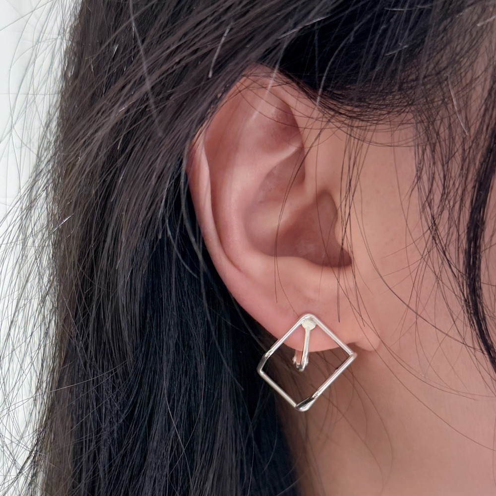 E022-極簡菱格立體夾式耳環(現貨+預購)-細節圖3