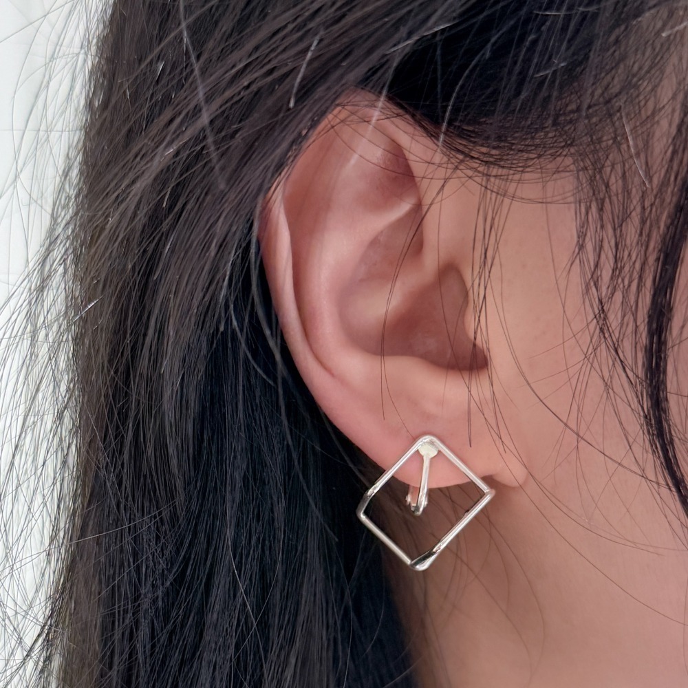 E022-極簡菱格立體夾式耳環 (現貨)-細節圖3