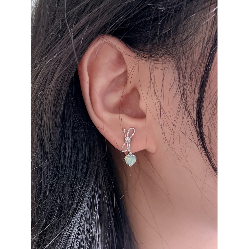 E024-湖水藍愛心蝴蝶結夾式耳環(現貨+預購)-細節圖2