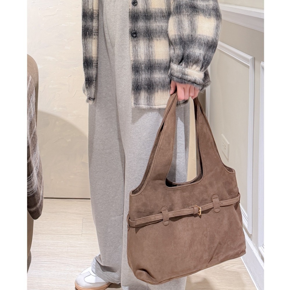 B002-韓國設計品牌ALICE MARTHA 麂皮感扣帶托特包(現貨+預購)-細節圖3