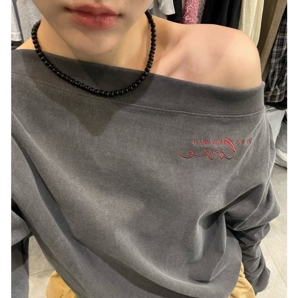 T080-慵懶小性感刺繡斜肩大領口上衣(現貨+預購)-細節圖3