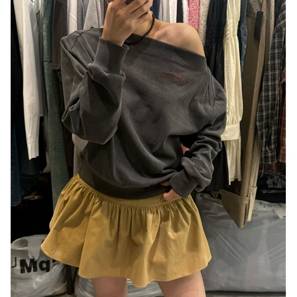 T080-慵懶小性感刺繡斜肩大領口上衣(現貨+預購)-細節圖4