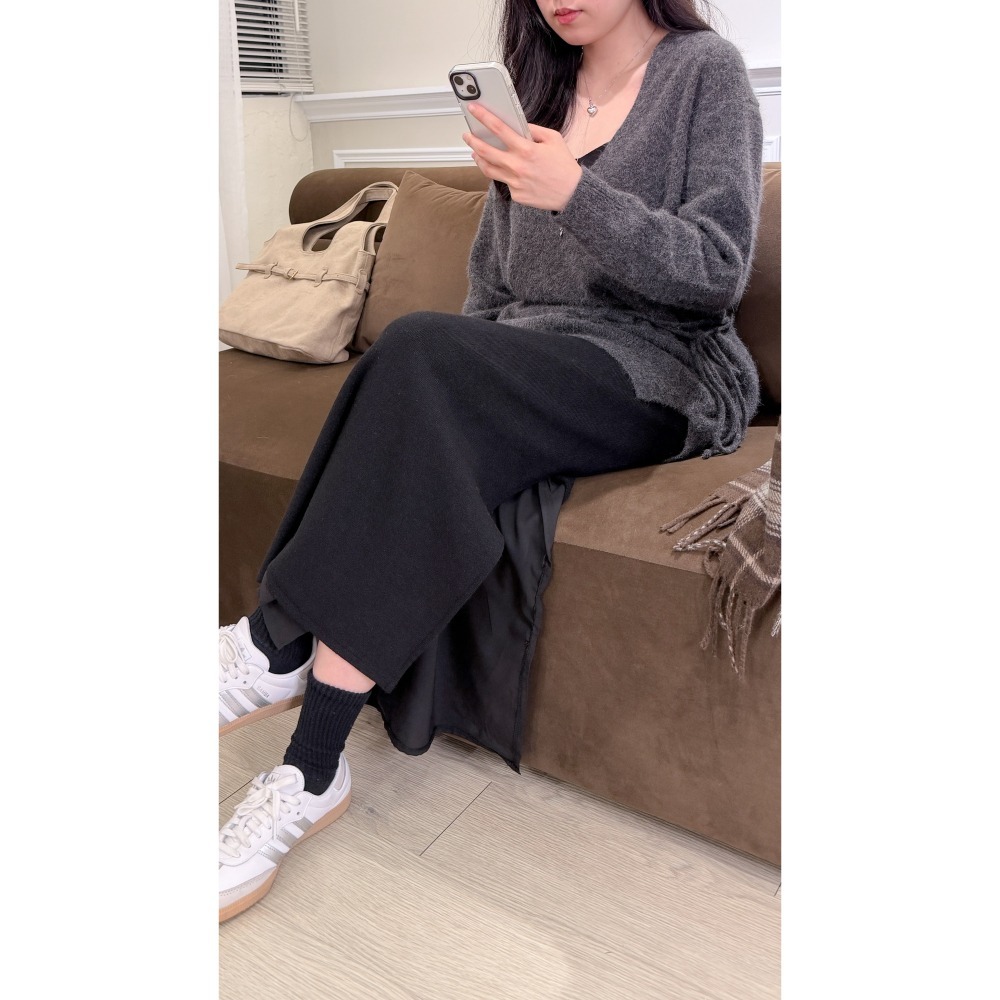 T081-午茶時光・親膚絨感收腰深V針織上衣(現貨+預購)-細節圖2