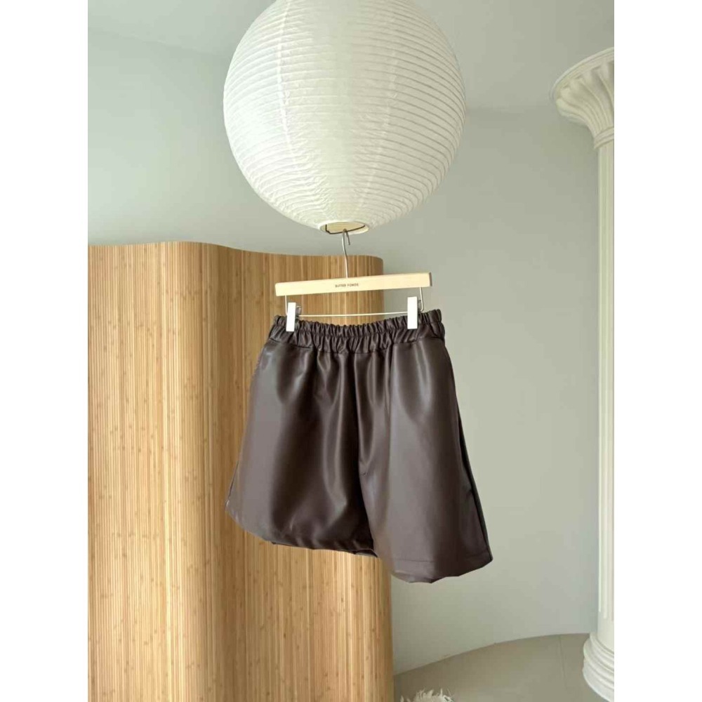 P043-率性鬆緊腰皮短褲/咖色1號.黑色2號 (現貨)-細節圖3