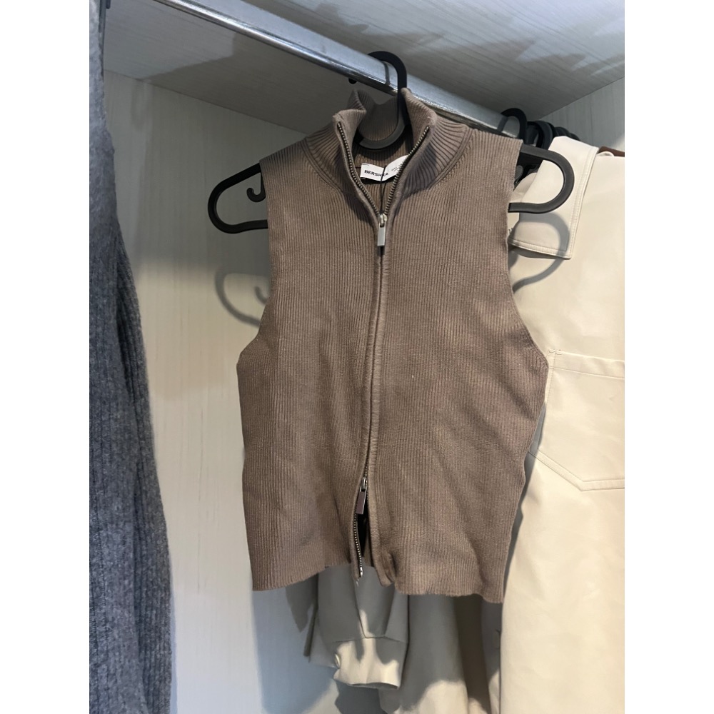 ✨全新未拆標 Bershka立領背心-細節圖3