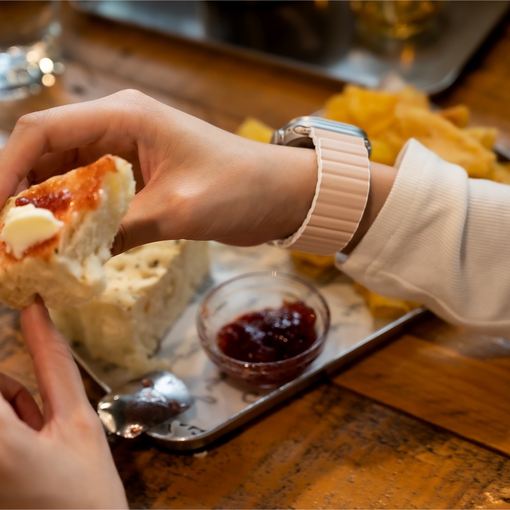 【UNIQ】Apple Watch 49/46/45/44mm 共用 Revix PE 雙色矽膠真皮錶帶-胭脂粉/白-細節圖5