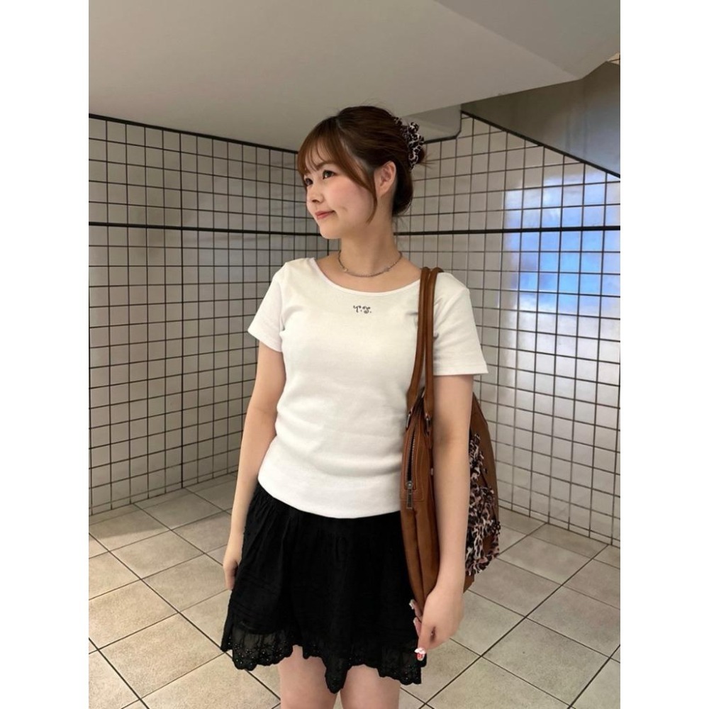 【現貨】自留 實拍📷日系選品💕tina日單 舒適好搭必入款! 圓領顯瘦羅紋胸前字母T恤 上衣-細節圖2