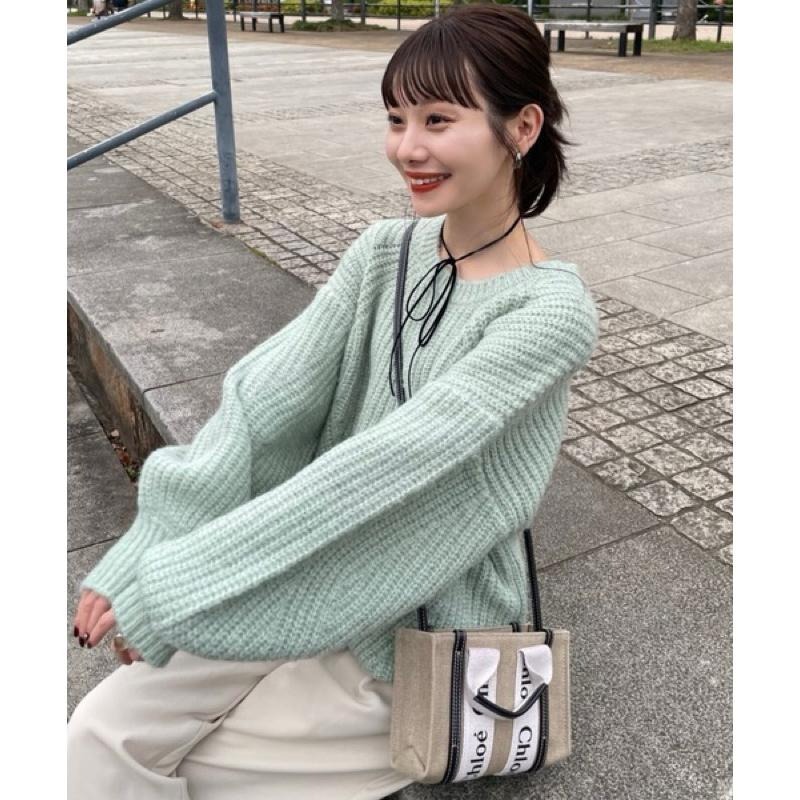 【現貨+預購】 實拍 日系選品💕HIN日單 清新純色落肩燈籠袖粗針織毛衣 長袖上衣-細節圖6