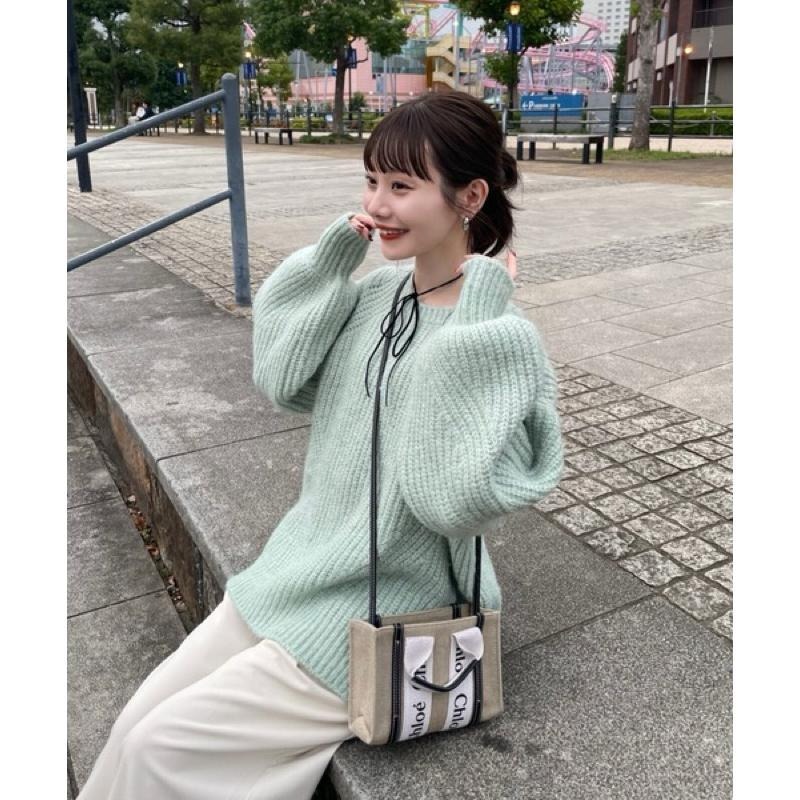 【現貨+預購】 實拍 日系選品💕HIN日單 清新純色落肩燈籠袖粗針織毛衣 長袖上衣-細節圖7