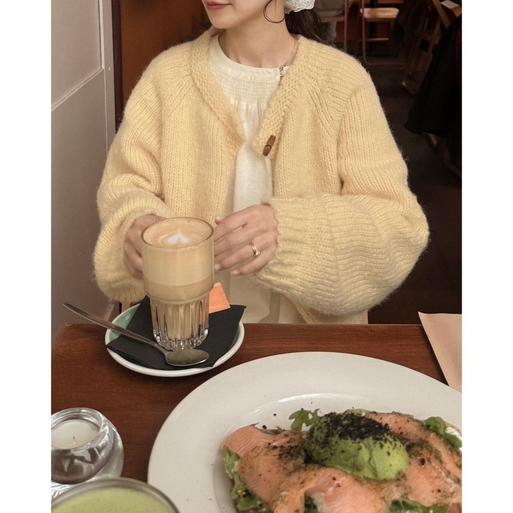 【現貨】日系選品💕moi日單 推! 溫柔寬鬆木扣針織圓領外套 開衫 上衣 外套 日系-細節圖2