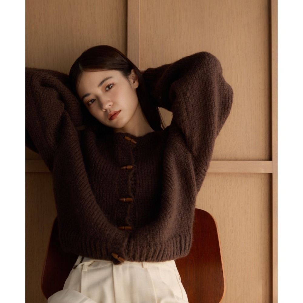 【現貨】日系選品💕moi日單 推! 溫柔寬鬆木扣針織圓領外套 開衫 上衣 外套 日系-細節圖3