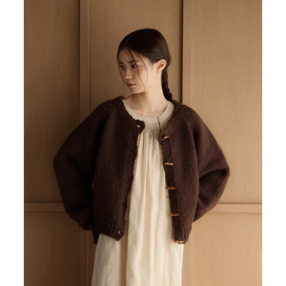 【現貨】日系選品💕moi日單 推! 溫柔寬鬆木扣針織圓領外套 開衫 上衣 外套 日系-細節圖4